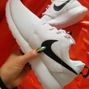 Nike ROSCHE ONE white with black swoosh